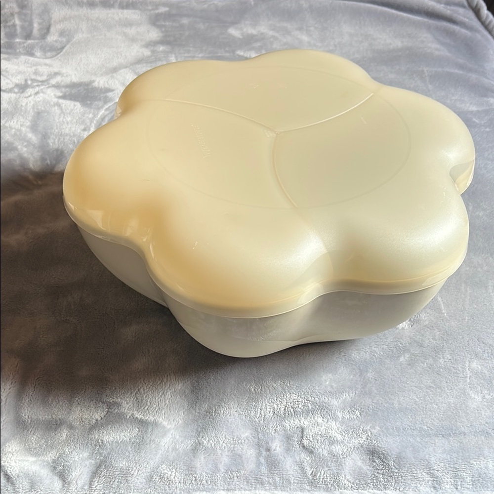 Tupperware Bowl with Serving Lid